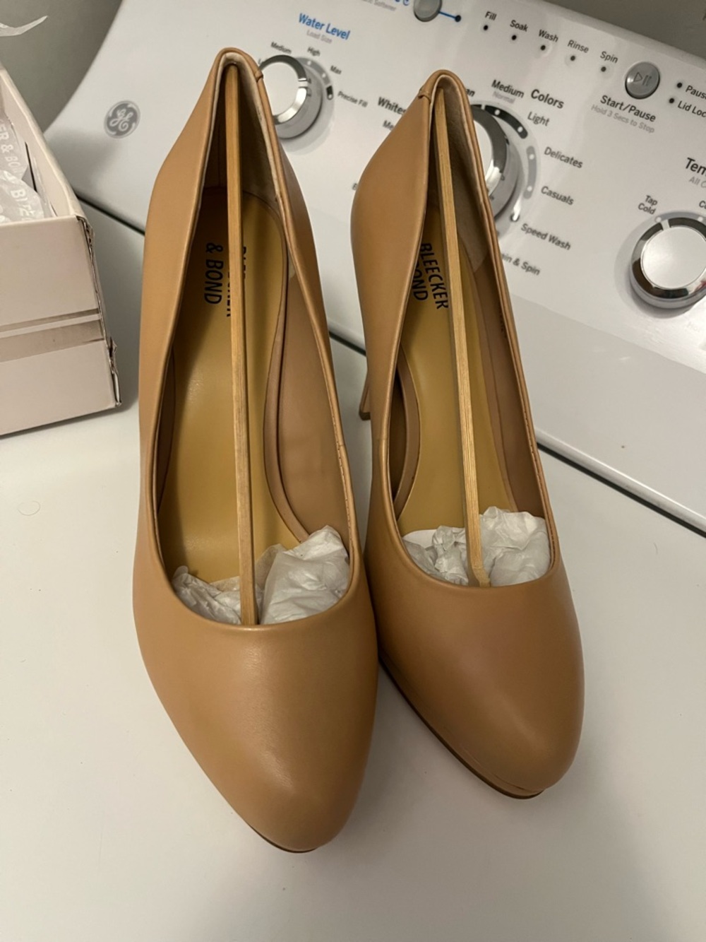 Bleeker & Bond Women's Tan Classic Pointed-Toe Pumps
